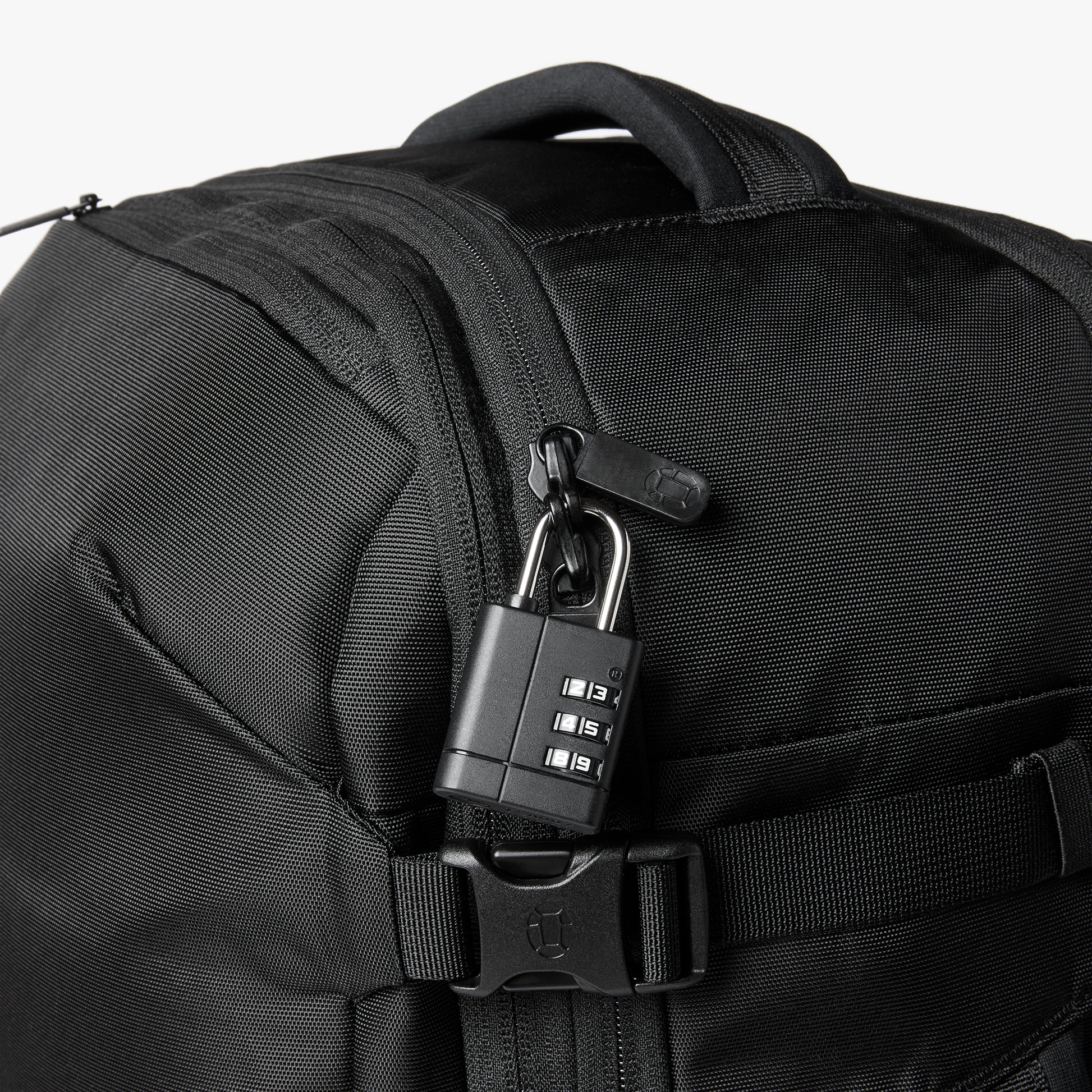 Lockable zippers to keep your stuff safe (lock not included)